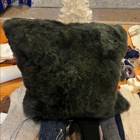 100% alpaca Fur Pillow cover 16” x 16”. 3 colors to choose from - Picture 4 of 4